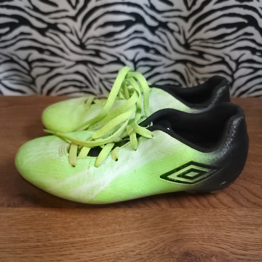 0825 Thrifted Youth Sz. 1.5 Green Umbro Molded Cleats GWOSLOO.97